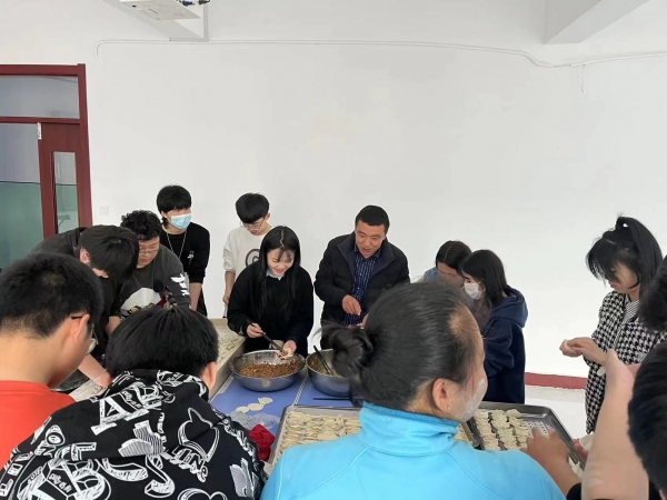 疫情无情人有情，校领导带领学生包饺子